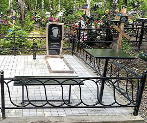 Оградки, столики и скамейки из камня и металла